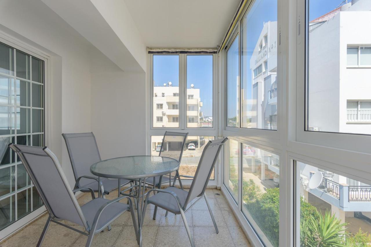 Apartment White 1-bedroom By Mackenzie Larnaca