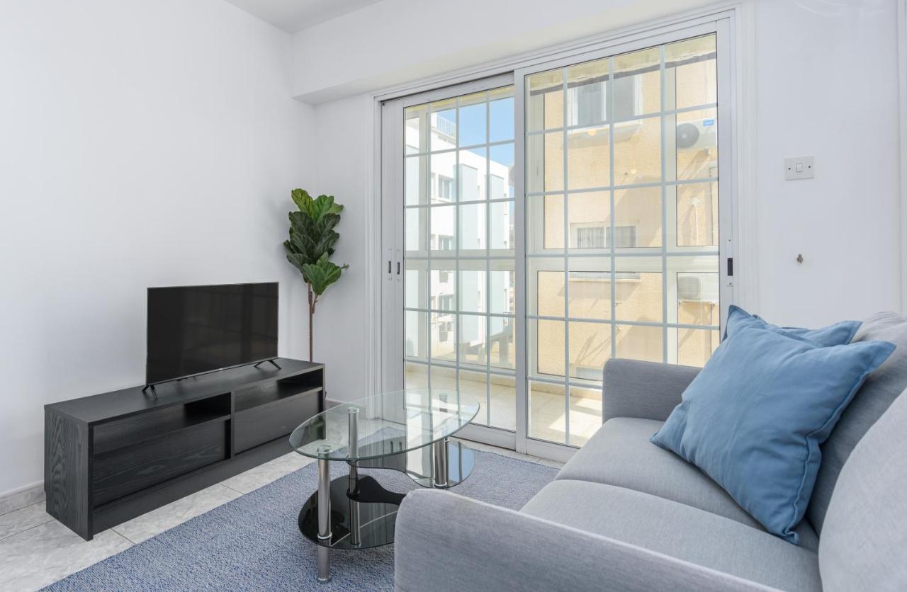 White 1-bedroom By Mackenzie