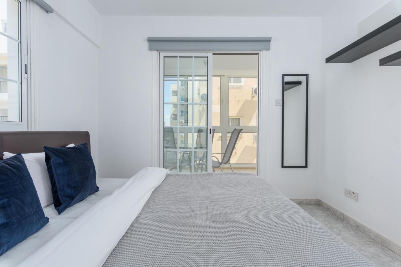 White 1-bedroom By Mackenzie